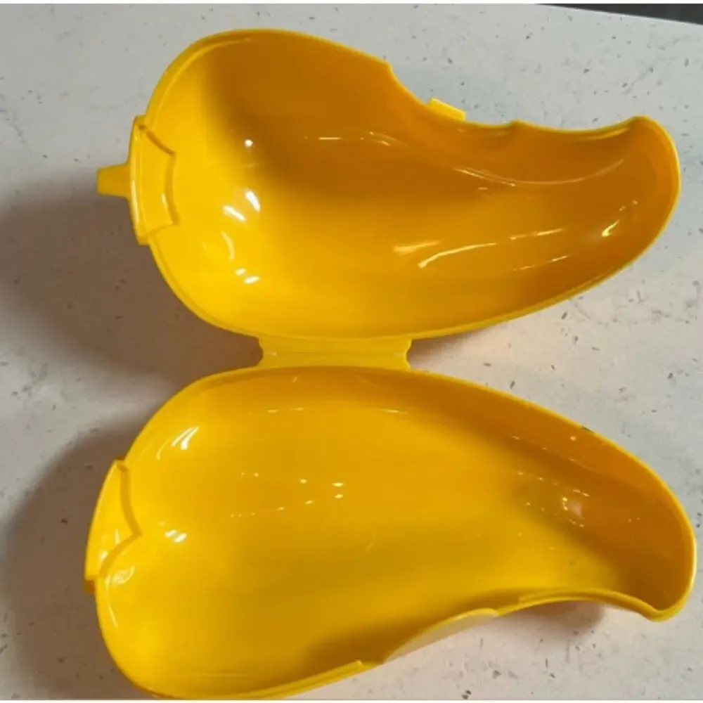 Tupperware Avocado Keeper and 2 Pepper Keepers Excellent Condition Vegetable